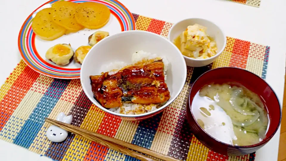 昨日の夕食 うなぎ、大根ステーキ、椎茸の味噌チーズ焼き、高野豆腐の卵とじ、玉ねぎとわかめの味噌汁|pinknari🐰🌈さん