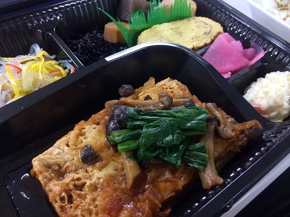 道端で売ってるお弁当。おかずは豆腐ステーキ。|liccaさん