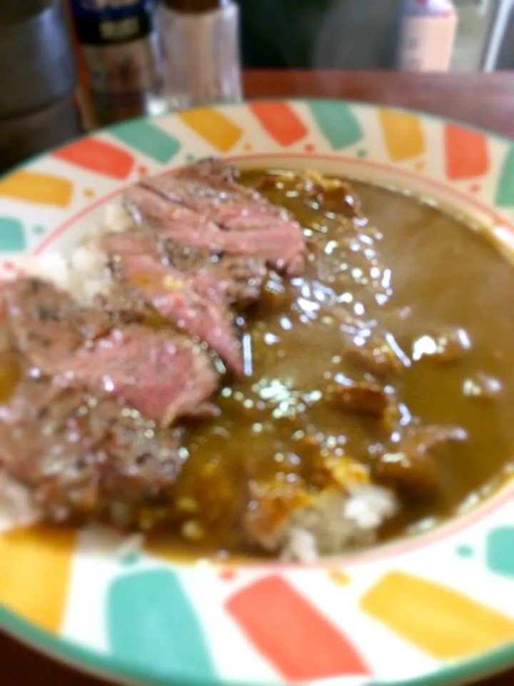 Snapdishの料理写真:ふくてい名物のステーキカレー。800円が600円。カレーに負けない肉肉しさがいいかも。|土屋幸治さん