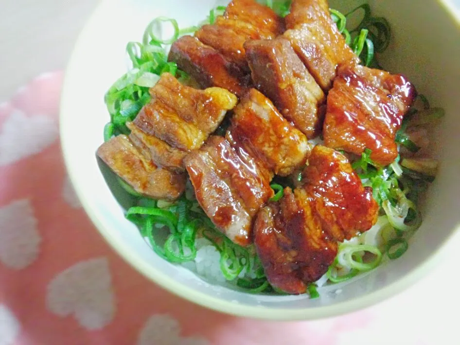 豚バラの蒲焼き丼♬|くまたんさん