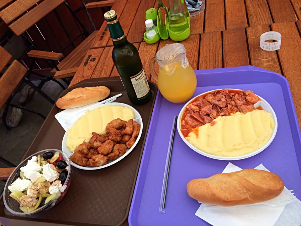 只今ルーマニアでバカンス中手料理はなかなか難しいので最寄りの一杯飯屋でランチ鶏肉などのトマト煮と唐揚げポテトピューレにメチャうまサラダ|Akemi Alexandruさん