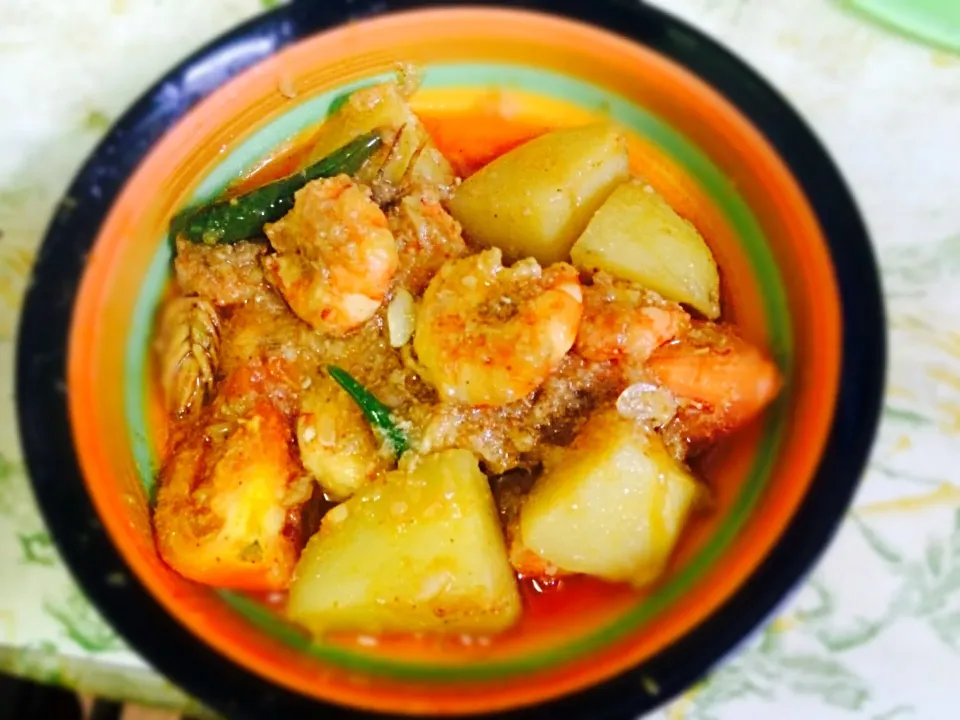 Snapdishの料理写真:Prawn with potatoes curry|Angel Waiさん