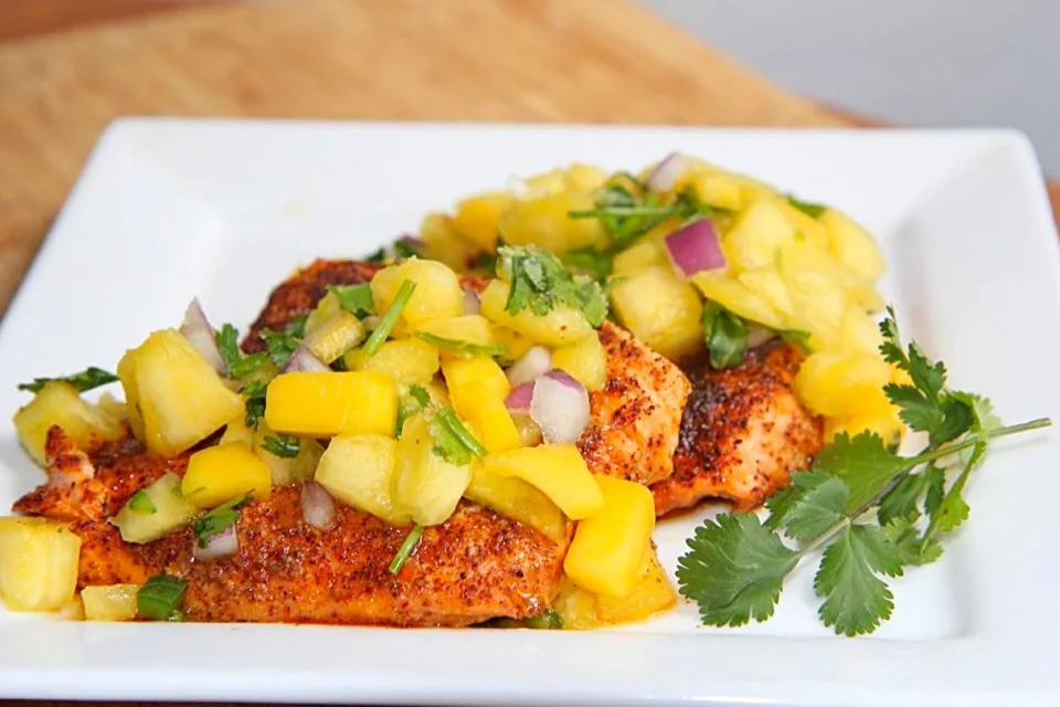 Chili Salmon w/ Pineapple Mango Salsa|Sin Mさん