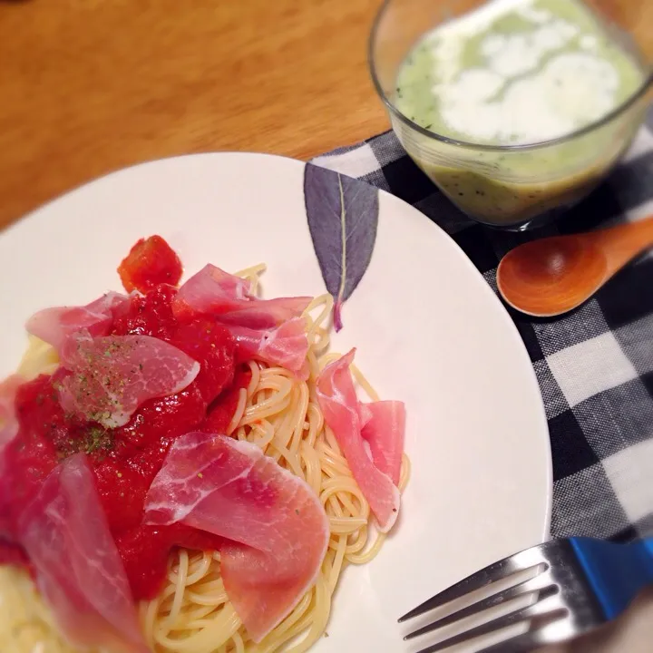 Snapdishの料理写真:トマトと生ハムの冷製パスタ＊ズッキーニの冷製スープ|uco8872さん