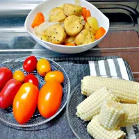 Snapdishの料理写真:肉じゃが味付けのがんも煮とトマトとホワイトコーン|さきさん