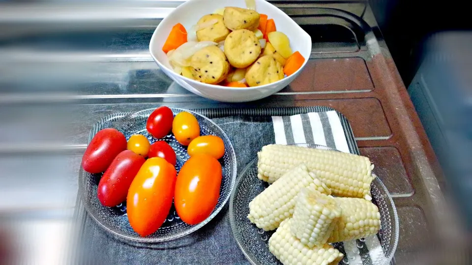 Snapdishの料理写真:肉じゃが味付けのがんも煮とトマトとホワイトコーン|さきさん