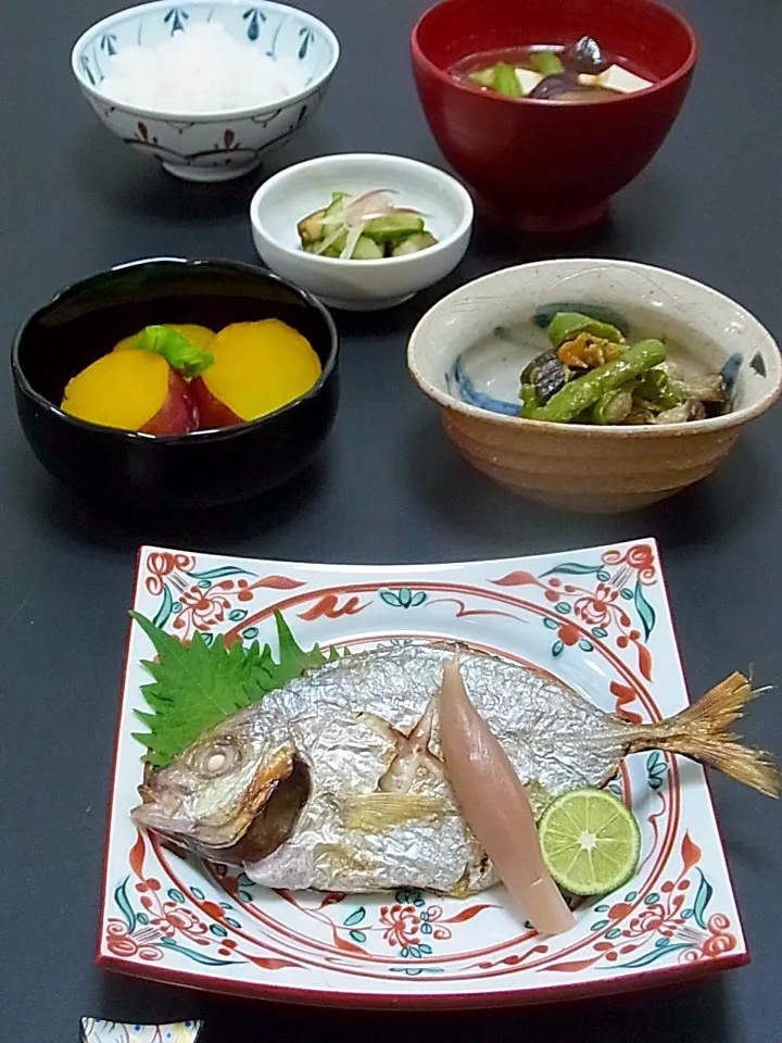 今晩は、カイワリ（めっきあじ）の塩焼き、さつまいものレモン煮、茄子とピーマン ちりめんじゃこの田楽味噌炒め、浅漬け、茄子といんげんと豆腐の味噌汁、ご飯  カイワリ（関西ではめっきあじ）は身がよく締まり、芳香な旨味は鯵の中ではシマアジに次ぐ美味しさです。 尾の形が貝割り菜に似ているから？らしいですが、盛り付けの時に折れち|akazawa3さん