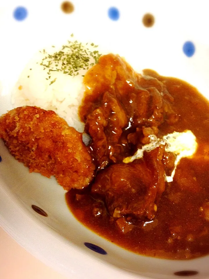 Snapdishの料理写真:牛すじカレー 松坂豚メンチ添え)^o^(|シェフが本業になりました^_^毎日が新鮮ですヽ(´▽｀)/さん