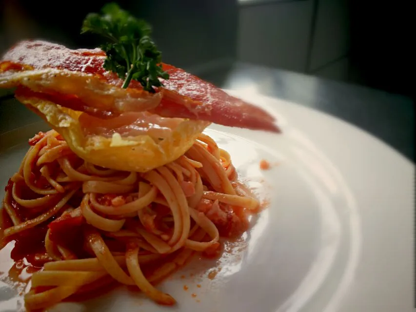 Snapdishの料理写真:Seafood Pasta with Bacon Wafers|Haze Chuaさん