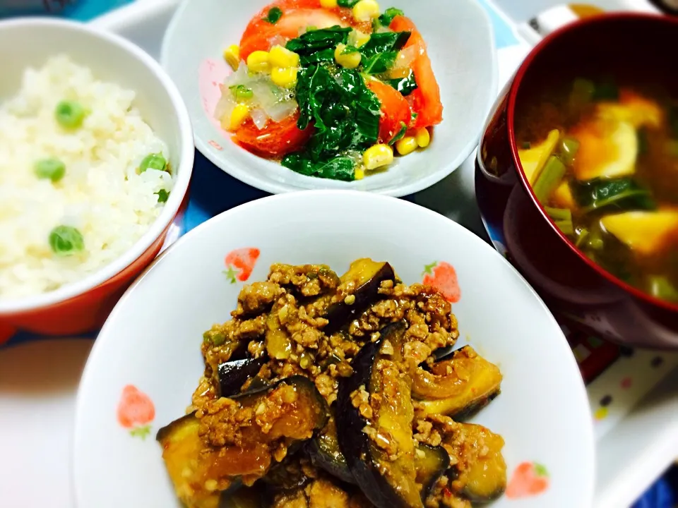 Snapdishの料理写真:麻婆茄子🍆，モロヘイヤとトマト🍅のサラダ，つる紫とさつまいも🍠の赤だし,グリーンピースご飯🍚🍴🎶|ちょきさん