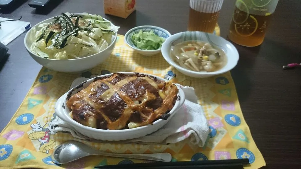 Snapdishの料理写真:ポテトのドリア
チキンスープ
きゅうりの塩揉み
白菜ときゅうりのサラダ|Daiさん