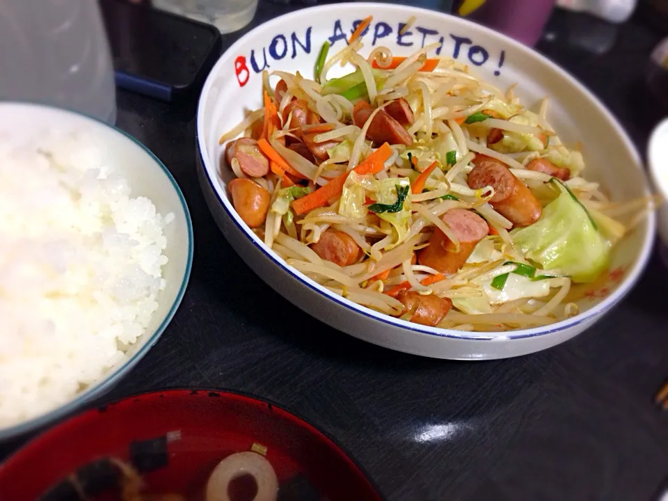 今日の晩ご飯は、ウインナーと野菜のポン酢炒め、お吸い物。|ゆえさん