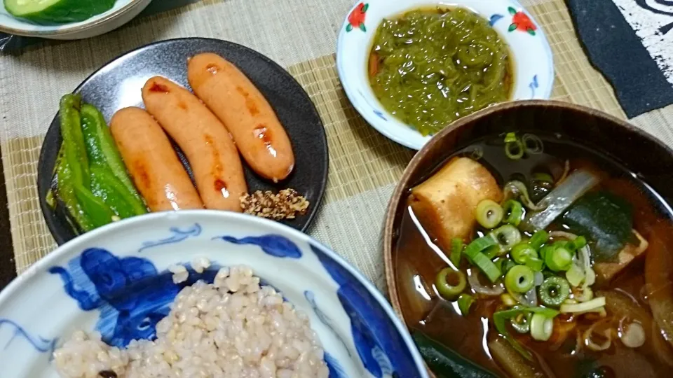 Snapdishの料理写真:ウィンナソーセージとピーマンの炒め＆めかぶ＆麩の味噌汁|まぐろさん