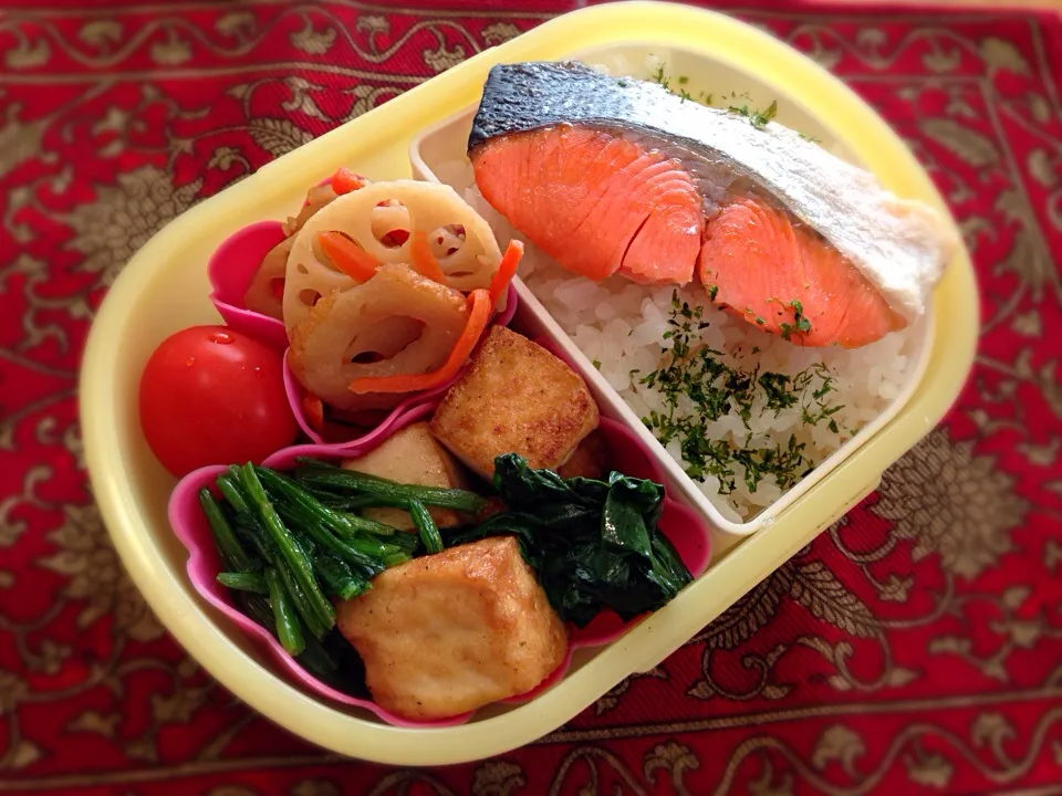 焼き鮭と厚揚げとほうれん草炒め弁当|もえさん