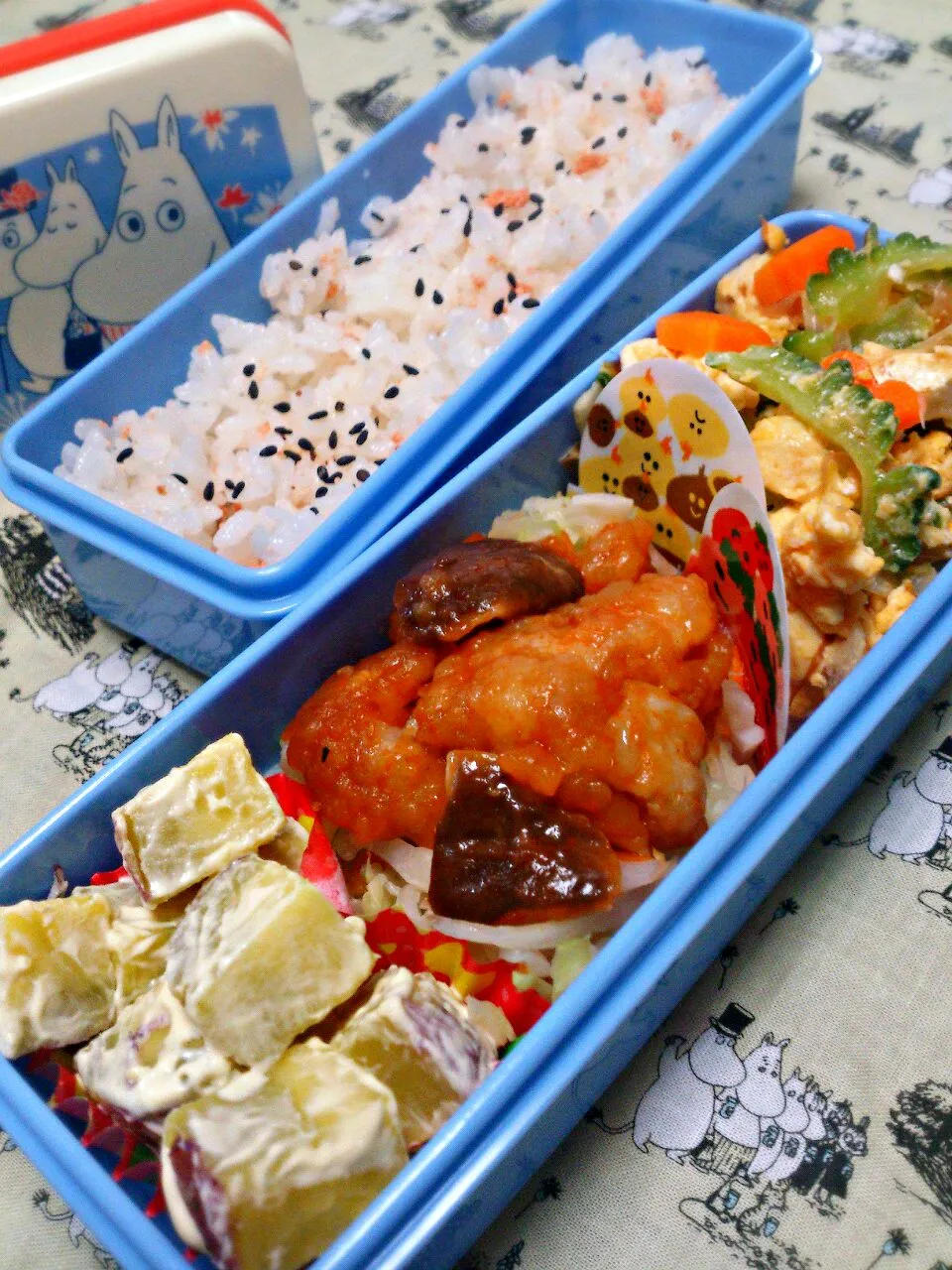 お弁当7/31
明太子ごまごはん、ケチャップ味唐揚げ＆しいたけ、ゴーヤチャンプルー、さつまいもサラダ、ゆで野菜(キャベツ、にんじん)|さっちんさん