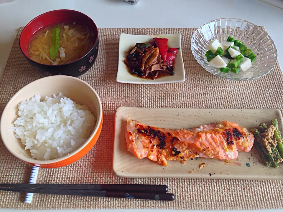 鮭の塩麹漬 豚コマのマヨ甜麺醤 長芋浅漬けとおくらの和えもの しめじ玉ねぎさやえんどうの味噌汁|にゃろめさん