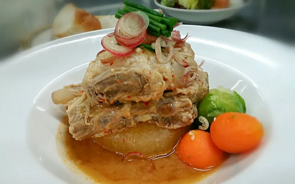 今日は、鹿児島らしく豚なんこつの味噌煮込み～芋焼酎の香り～でーす！|Yutaka Sakaguchiさん