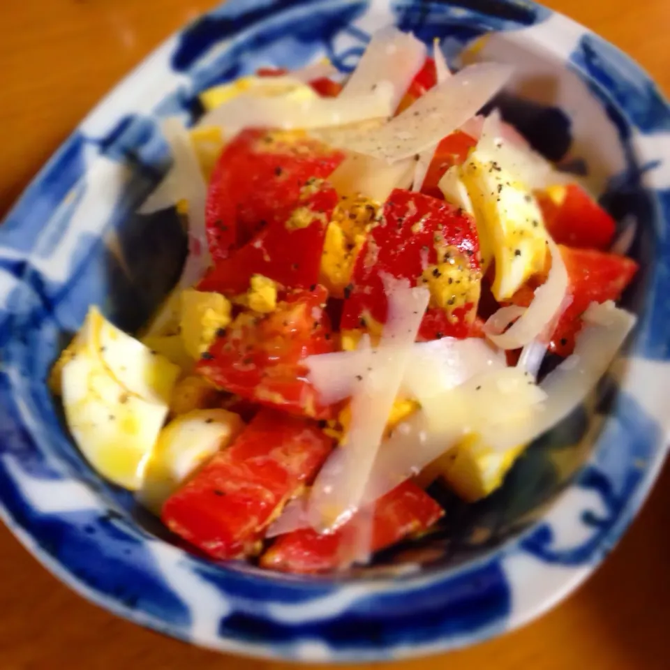 boiled eggs and tomatoes with Parmigiano-Reggiano.   トマト🍅とゆで卵のサラダ|kctreeさん