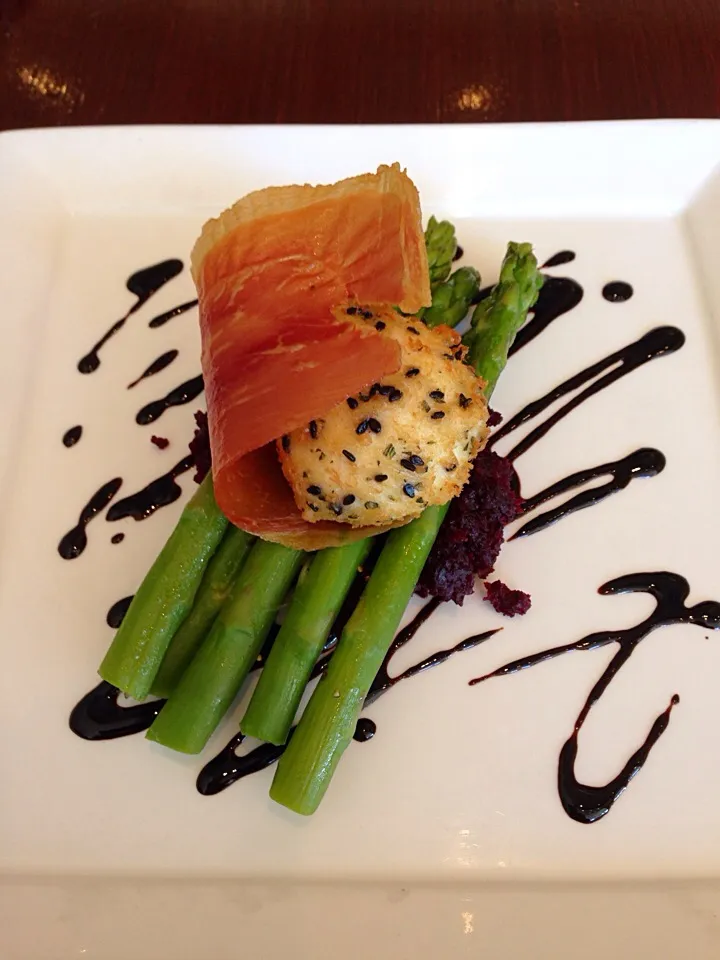 Beetroot smash, asparagus with prosciutto shard and crumbed fried egg|Steven Downesさん