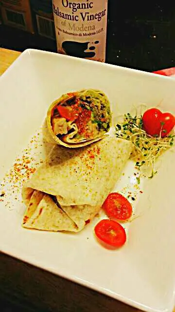 Snapdishの料理写真:Hummus with Raw Tempeh Wrap #Organic|Blusherさん