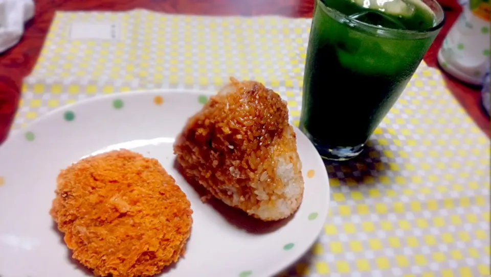 本日のお昼～大きな焼きおにぎり、カレーコロッケ、青汁～|ぎるママさん