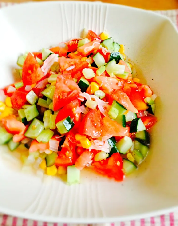 くららさんの料理 スプーンで食べる‼夏のトマト🍅ときゅうりのサラダ⭐|きたろうさん