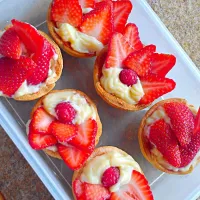 Snapdishの料理写真:strawberry tartlets.|Cinny Tranさん