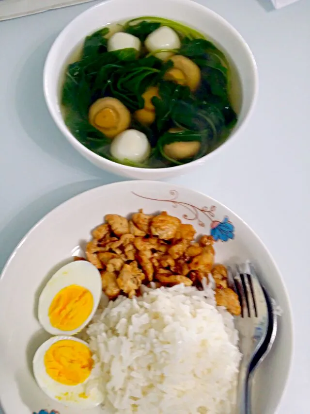 Snapdishの料理写真:Simple dinner 
Spinach fishballs mushrooms soup 
Boiled Egg Stir fry chicken breast|🌷lynnlicious🌷さん