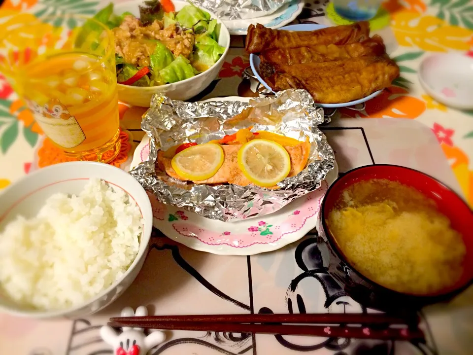 鮭のホイル焼きと春巻とサラダとあさりのお味噌汁|Yukiko Takanoさん