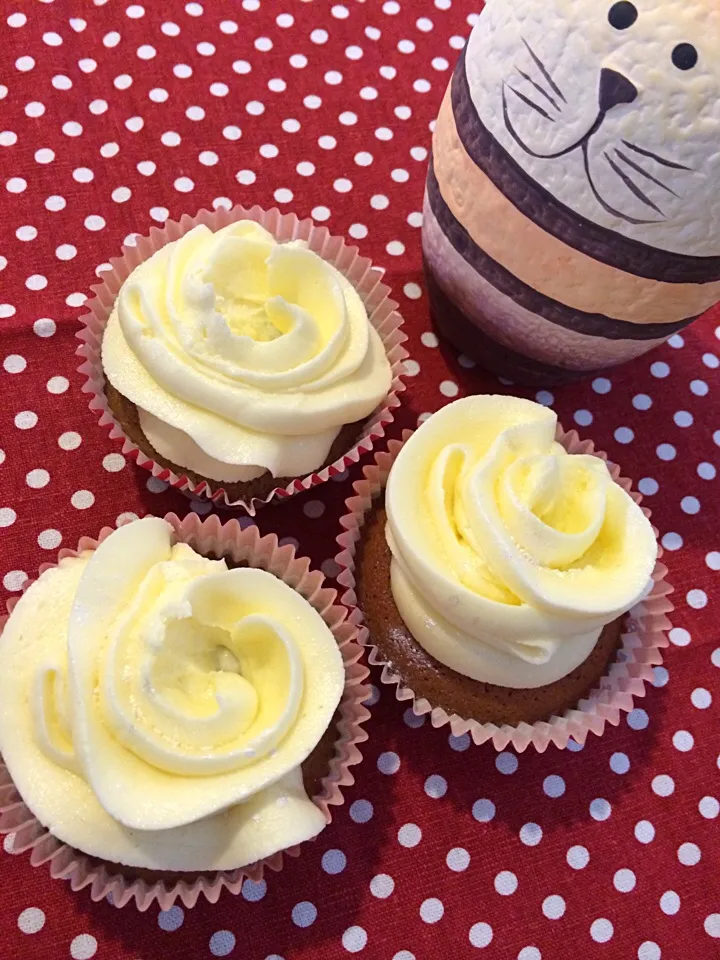 Mocha cupcakes with buttercream roses|xinyiさん