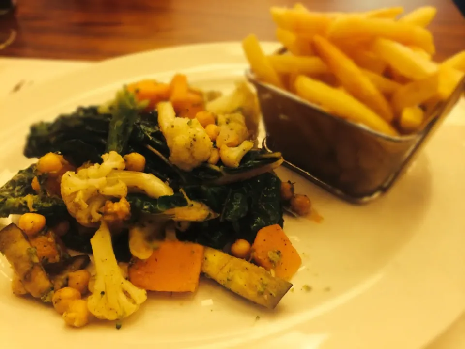 My Sins Veg Stir Fry and chips|Sergio Lacuevaさん