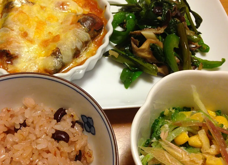 夕餉。鰯のカンヅメとタマネギのグラタン、ゴーヤとツナとみょうがの小鉢、空芯菜とピーマンのココナッツオイル炒め。|Ozzyさん