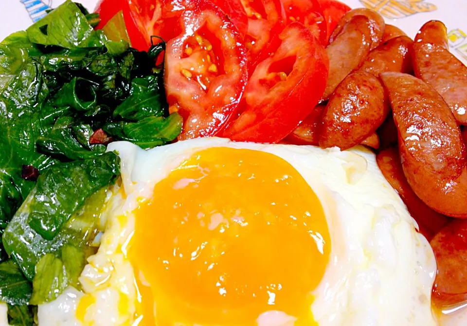 Fried egg & sausages with lettuce & sliced tomato|Liezlさん