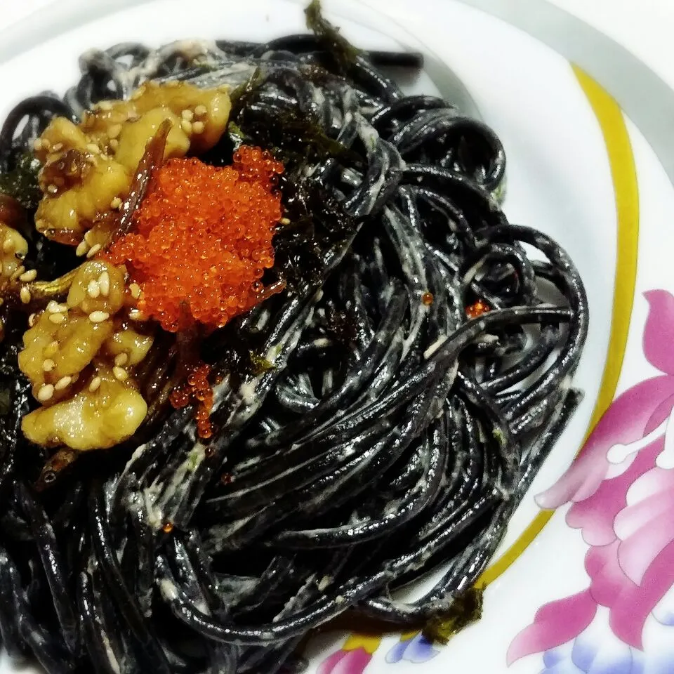 squid ink pasta drizzled with olive oil n crab roe paste. topped with ebiko, sweet walnut ikan bilis n bonito flakes...

 #Pasta #dinner #squidink #oliveoil #Ja|dotdotdotx2さん