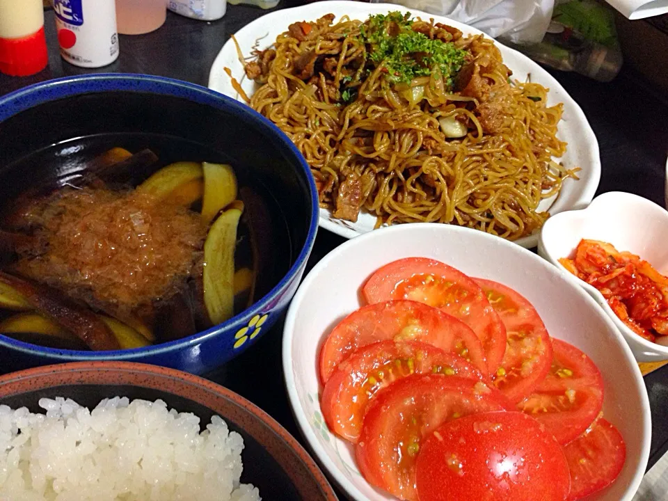 今日の晩ご飯は、焼きそば、なすのあったか煮浸し、塩レモントマト、キムチ。|ゆえさん