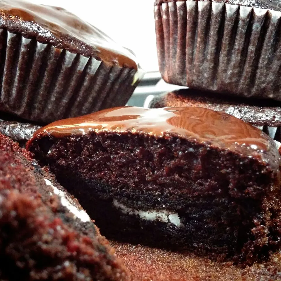 stout chocolate cupcakes with oreo center n chocolate frosting

 #stout #cupcakes #stoutcake #oreo #Chocolate #Dessert|dotdotdotx2さん