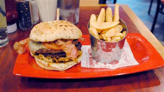 Yummy Angus beef burger and frenchfries|EriLorn foodtripさん