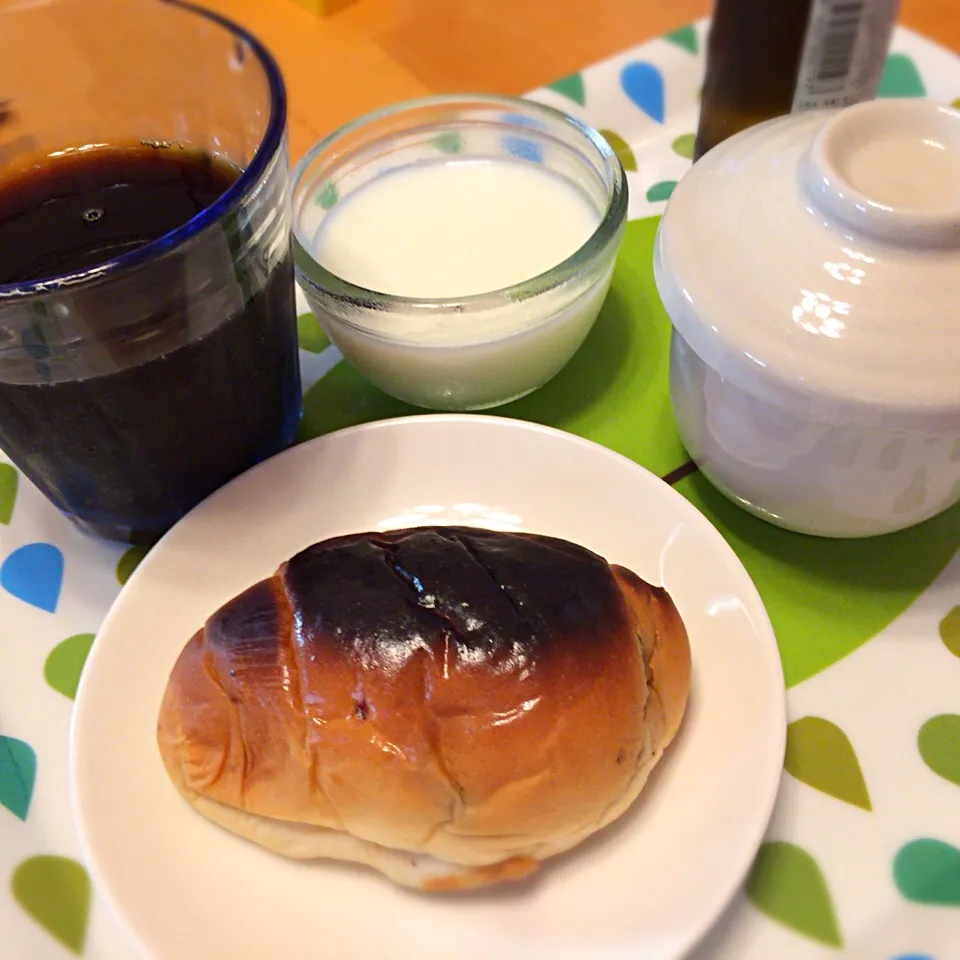 ロールパン 茶碗蒸し 杏仁豆腐 アイスコーヒー|さるさん