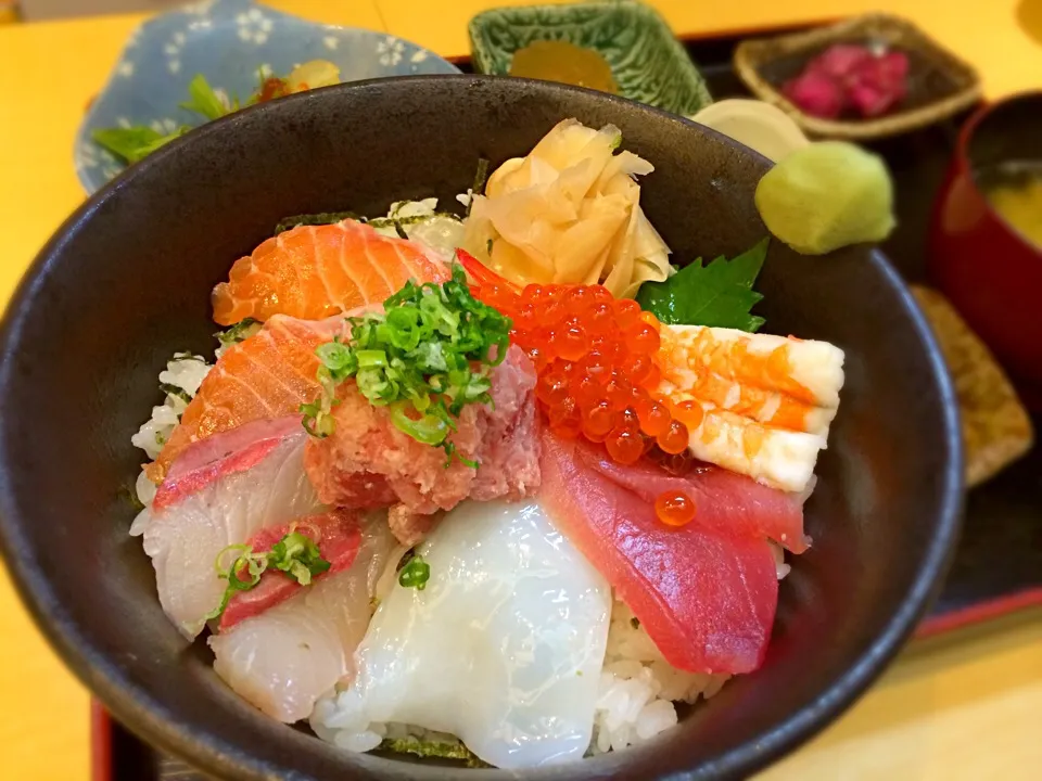 Snapdishの料理写真:海鮮丼ランチ|リフルシャッフルさん