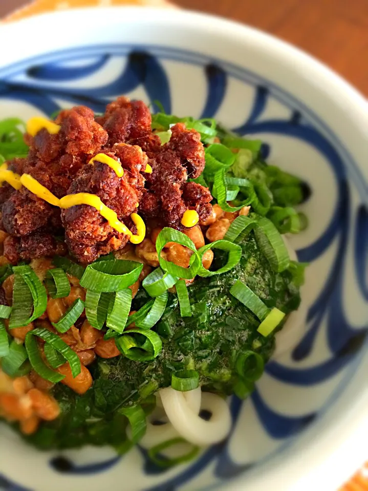 Snapdishの料理写真:毎度同じ器ですが、今日は冷やしうどん、ちーちさんの納豆天ぷらをのせて|Norikoさん