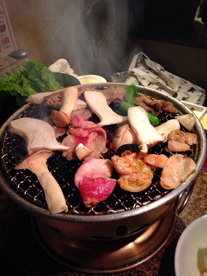 【牛角】 焼肉パーティー🍗🍻ちょっと焦げ目のエリンギとカルビをタレに絡んで食べたら最高に美味かった😂|Tanni Kaさん