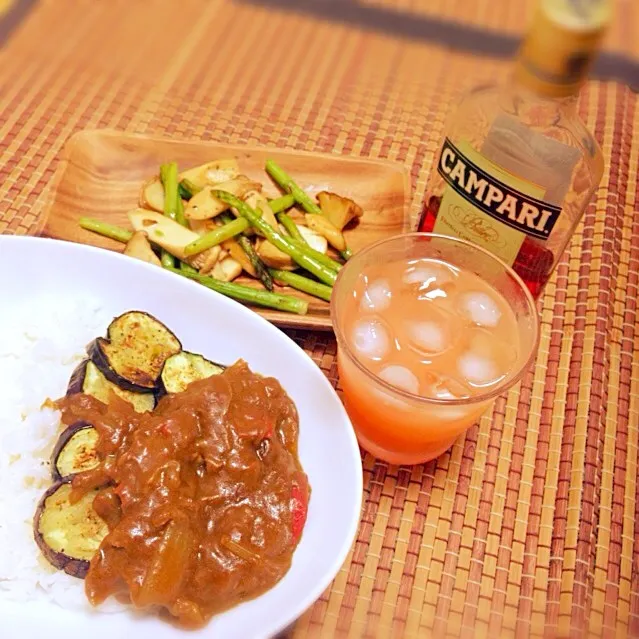 夏カレー、アスパラとエリンギのバター炒めにもカンパリグレープフルーツイイ感じぃ😋|ナナオさん