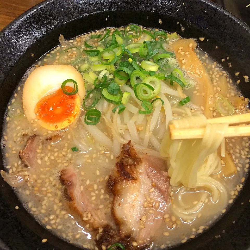 Snapdishの料理写真:とんこつラーメン(小)|maixx ใหม่さん