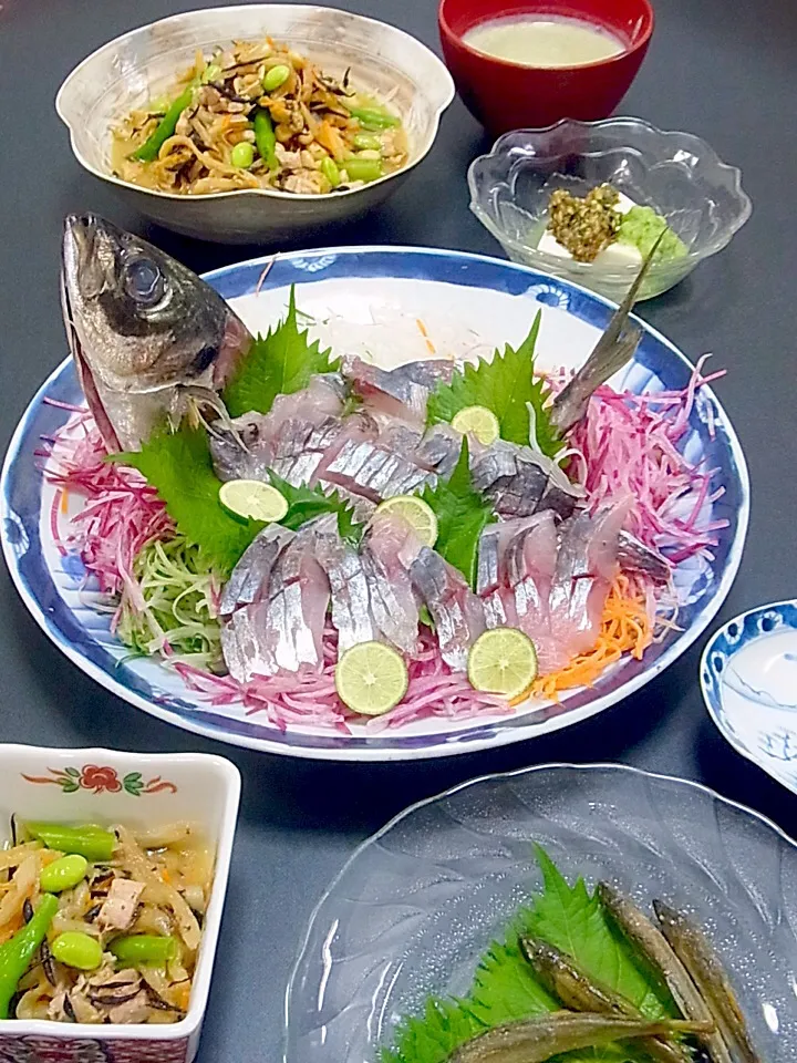 今晩は、鯵の酢ジメ 姿造り、若鮎塩焼き 蓼酢、豆腐と旨いだしの緑酢、切り干し大根の五目煮 ひじき 人参 牛蒡 椎茸 鶏肉 油揚げ 枝豆 いんげん、枝豆のすり流し、ご飯

仕事帰りに出会った島根県産の大きめの鯵が安い！横にいた若鮎君連れ帰り、何だかご馳走(*^^*)
ツマに「紅くるり」という紅い大根を使ってみたら、派手に|akazawa3さん