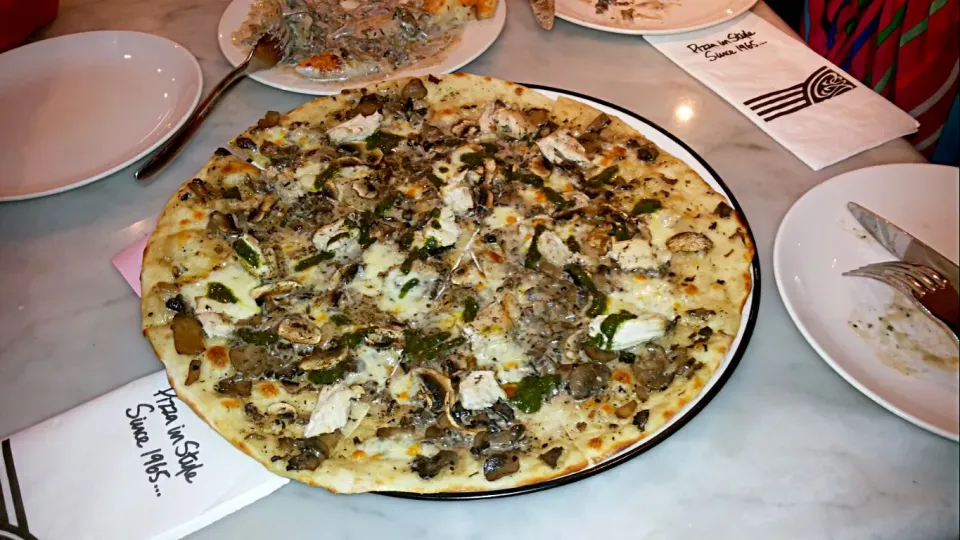 Snapdishの料理写真:Pizza Pollo E Porcini Romana|Angela Rachelさん