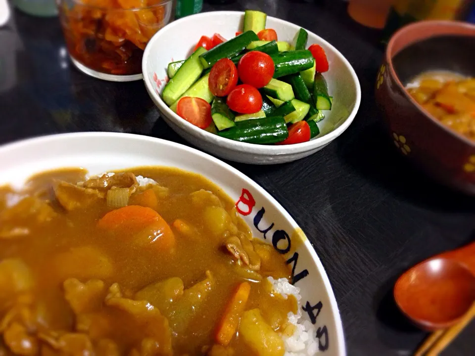 今日の晩ご飯は、ごろっと野菜のポークカレー、きゅうりとプチトマトの即席漬け。|ゆえさん