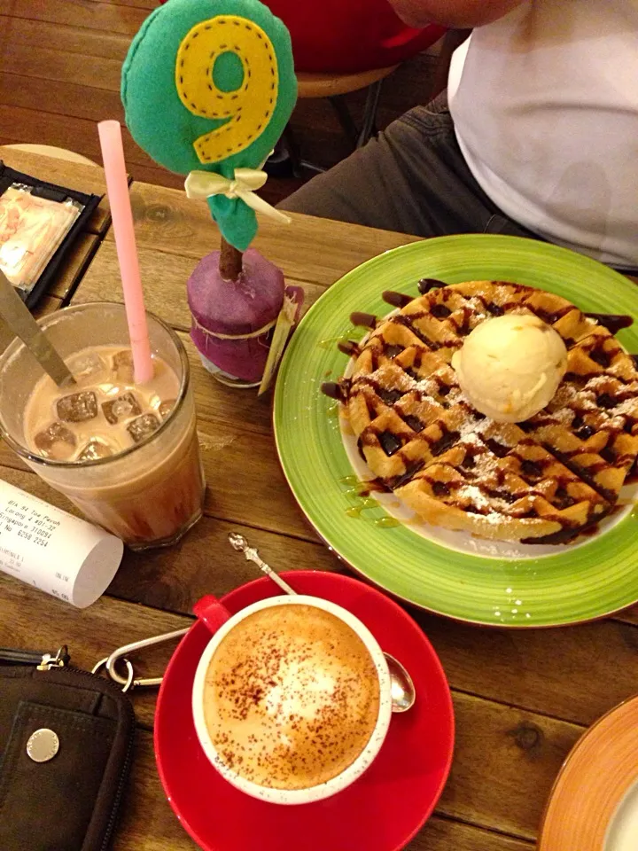 cappuccino, waffles & iced mocha|hweeyhさん