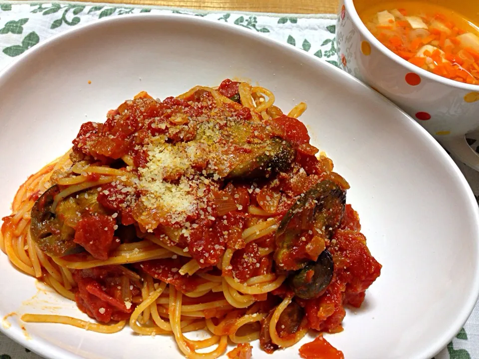 Snapdishの料理写真:茄子のトマトソーススパゲティ🍝 と 豆腐とネギの生姜スープ|こいちさん