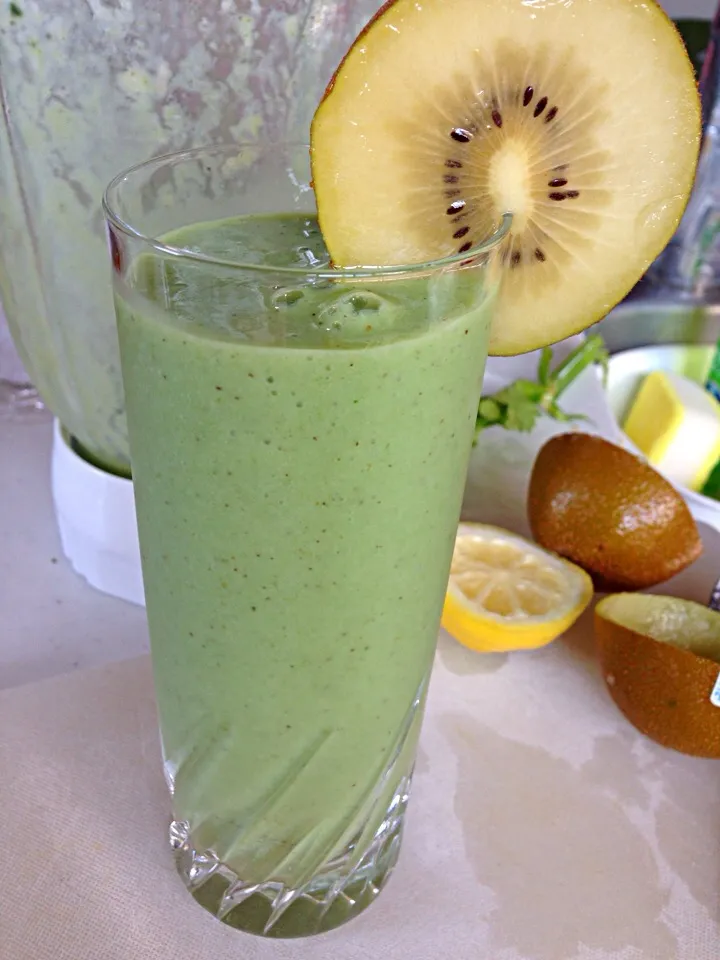 Green smoothie (Kiwi banana prune spinach ,lemon,)|viviさん