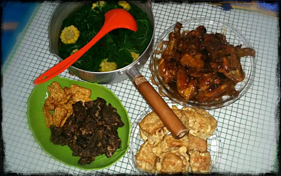 Indonesian style menu (sayur bayam - ayam cola - paru goreng - tempe goreng - tahu isi mercon)|Asti 🌸🌸さん